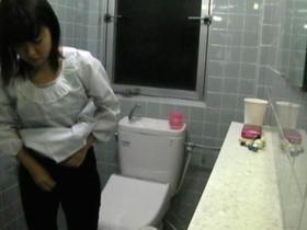 給食センターで働くおばさんのトイレ盗撮 尿検査採取映像2　38人　サンプル画像02